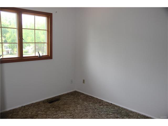 300 Croydon Ln, Ballwin, MO 63021 photo 11