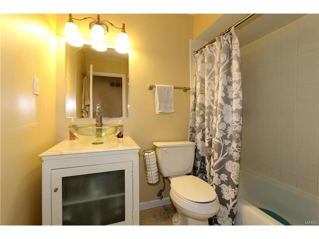 402 Coventry Ln, Ballwin, MO 63021 photo 17