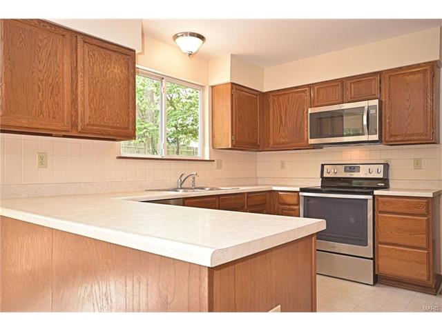 360 Fox Den, Ballwin, MO 63021 photo 2