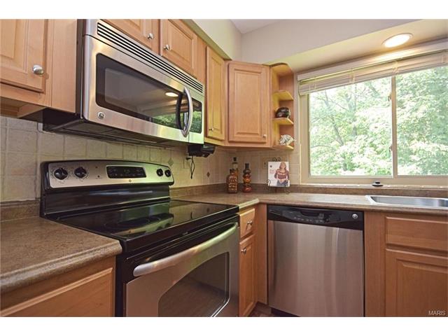 911 Kammerly Ter, Ballwin, MO 63021 photo 9