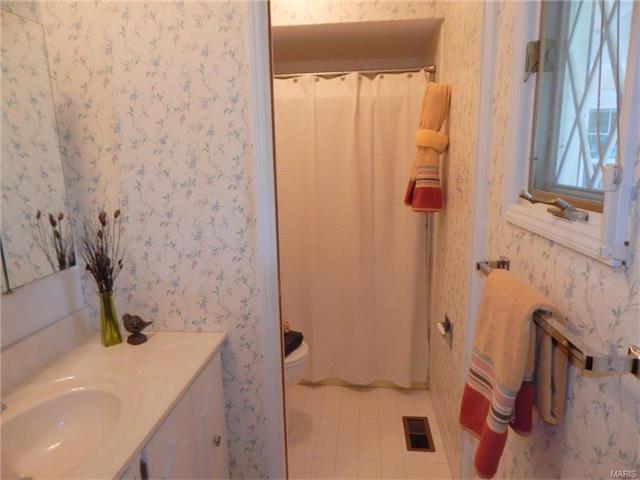 923 La Cherie, Ballwin, MO 63021 photo 9