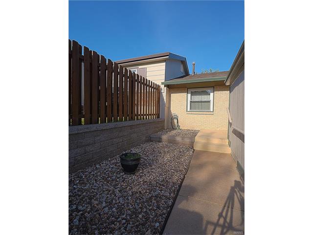 986 Conestoga Dr, Ballwin, MO 63021 photo 2