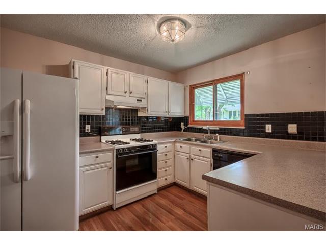 580 Larksmore, Ballwin, MO 63021 photo 7