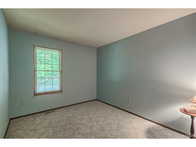 580 Larksmore, Ballwin, MO 63021 photo 14
