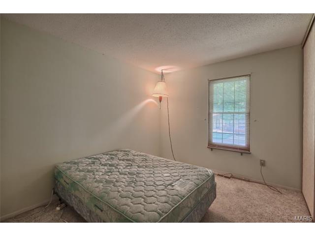 580 Larksmore, Ballwin, MO 63021 photo 13