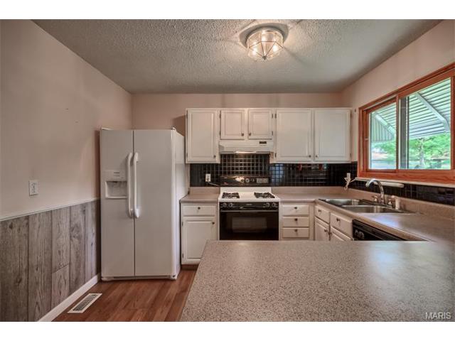 580 Larksmore, Ballwin, MO 63021 photo 8