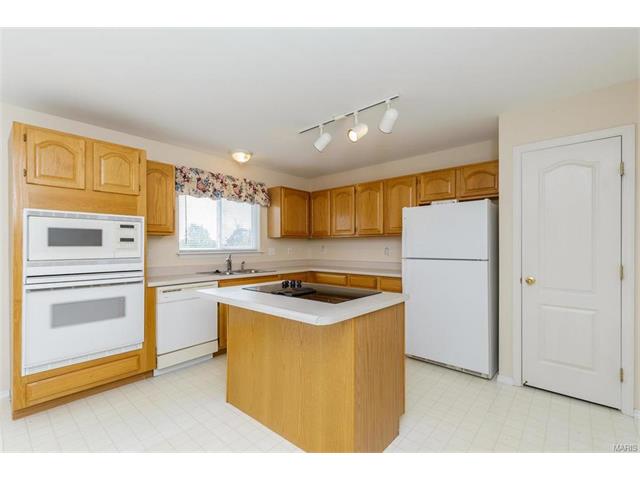 2 Royallcrest Ct, O'fallon, MO 63368 photo 4