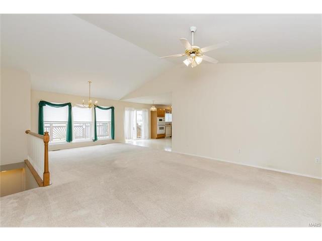 2 Royallcrest Ct, O'fallon, MO 63368 photo 2