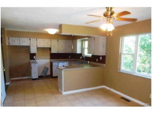 607 Riverside Dr, Saint Charles, MO 63304 photo 2