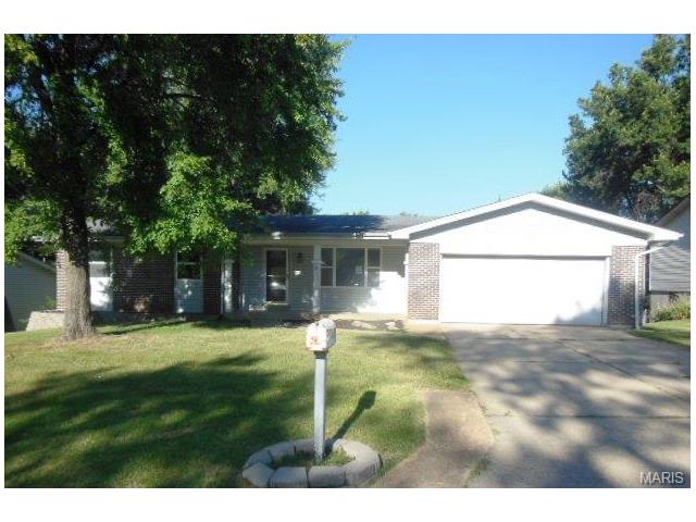 607 Riverside Dr, Saint Charles, MO 63304 photo 1
