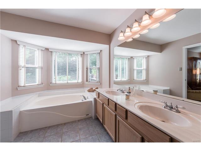 2575 Hickory Manor Dr, Ballwin, MO 63011 photo 10