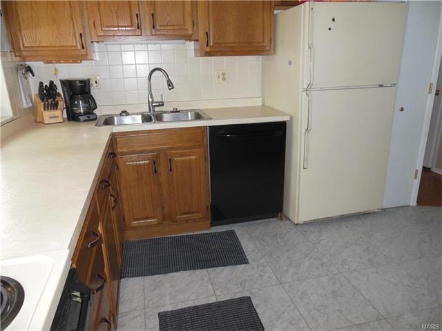 935 Brookvale Ter, Ballwin, MO 63021 photo 2