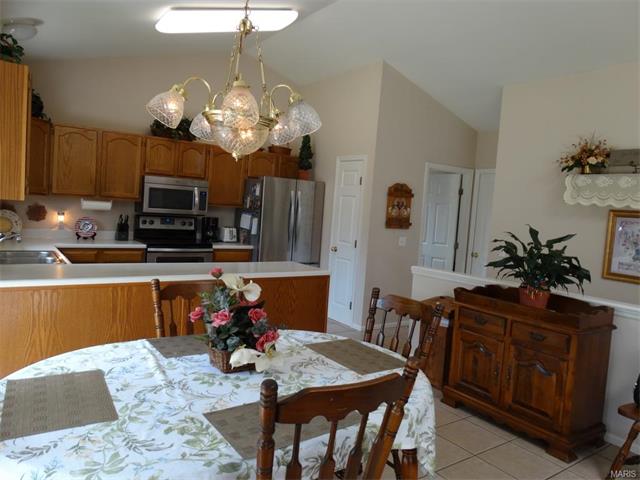 1122 Castle Pnes, St Peters, MO 63366 photo 8