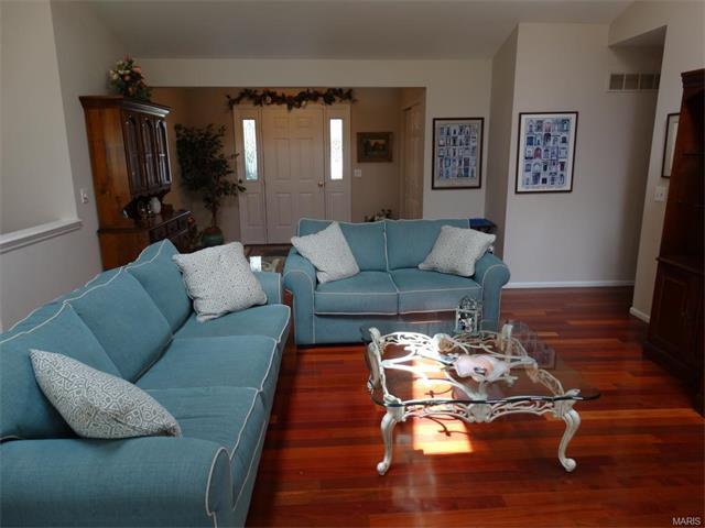 1122 Castle Pnes, St Peters, MO 63366 photo 4
