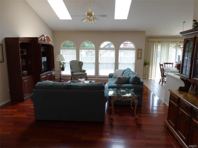 1122 Castle Pnes, St Peters, MO 63366 photo 2