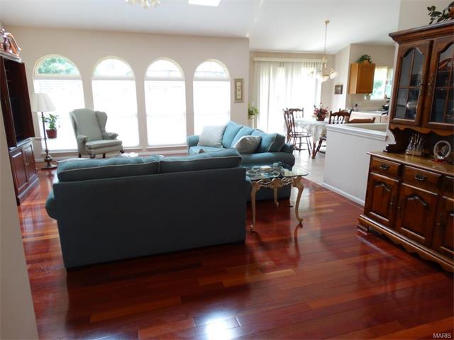 1122 Castle Pnes, St Peters, MO 63366 photo 3