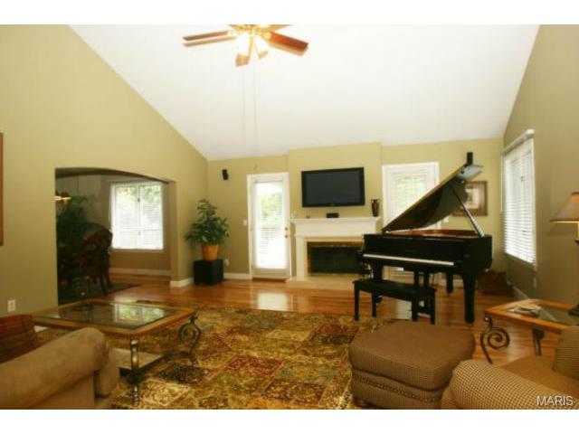 677 Huntley Heights Dr, Ballwin, MO 63021 photo 2