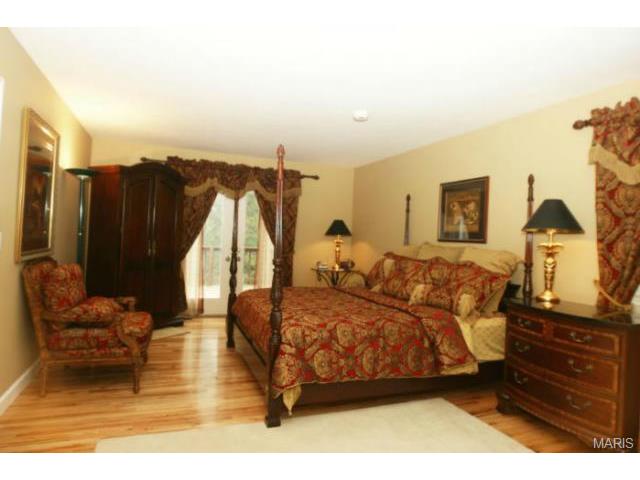 677 Huntley Heights Dr, Ballwin, MO 63021 photo 4