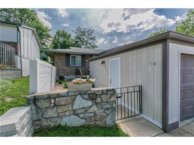 992 Barbizon, Ballwin, MO 63021 photo 1
