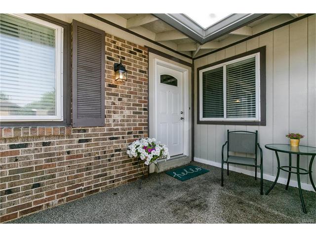 992 Barbizon, Ballwin, MO 63021 photo 2
