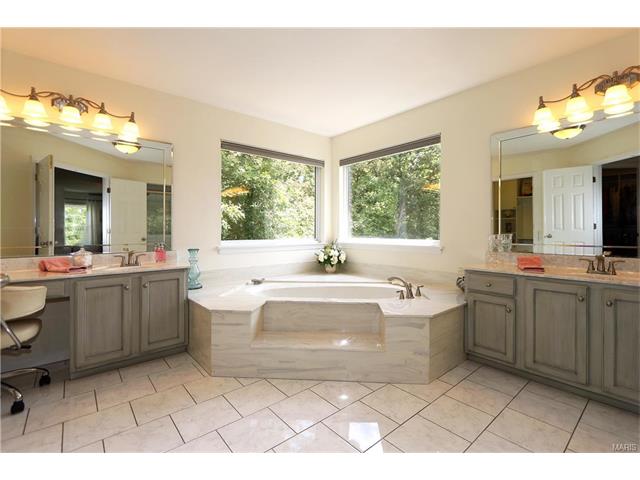 848 Castle Pines Dr, Ballwin, MO 63021 photo 23