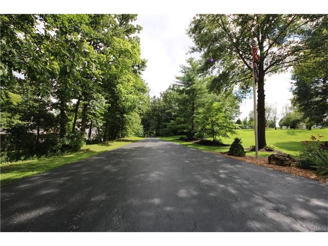 580 Broeker Ln, O'fallon, MO 63366 photo 2