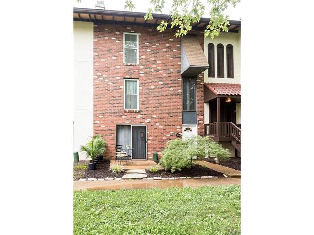 308 Carmel Woods Dr, Ellisville, MO 63021 photo 2