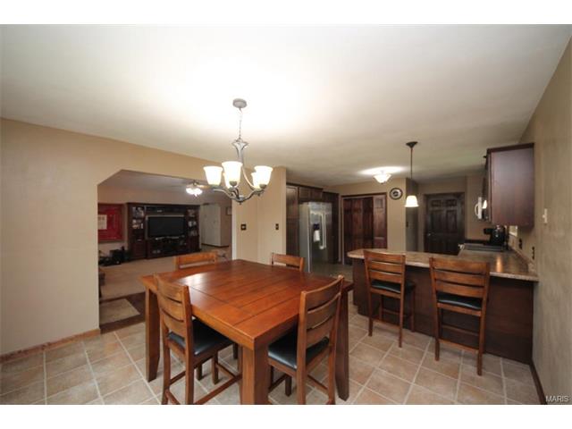 1542 Thunderbird Ln, Belleville, IL 62221 photo 10