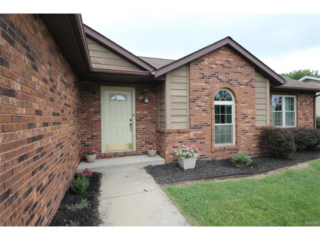 1542 Thunderbird Ln, Belleville, IL 62221 photo 2