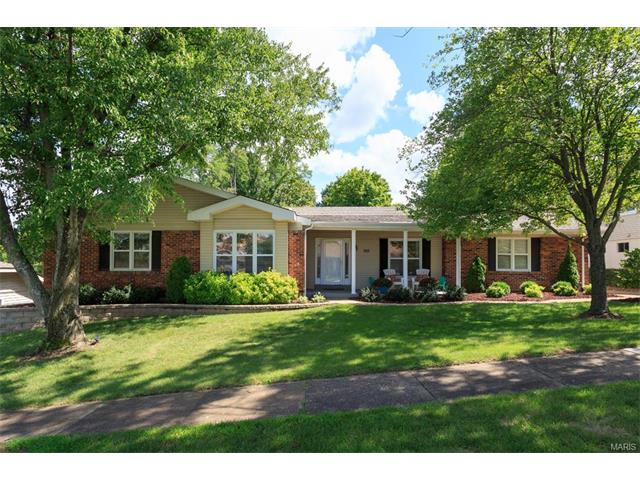 702 Guenevere Dr, Ballwin, MO 63011 photo 1