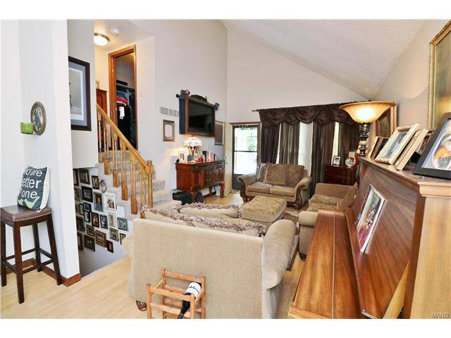 402 Far Hill Dr, Ballwin, MO 63021 photo 8