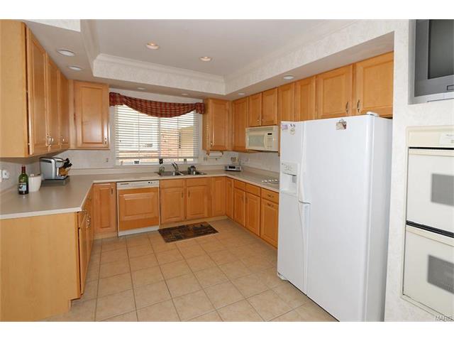 13261 Barrett Chase Cir, Ballwin, MO 63021 photo 2
