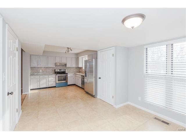 810 Rauscher Dr, Ballwin, MO 63011 photo 15