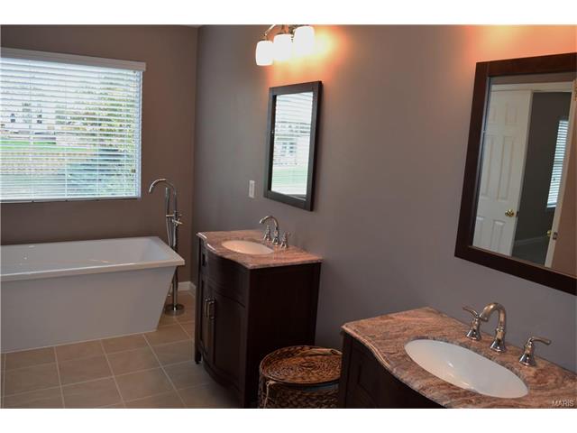 1331 Arbor Bluff Cir, Ballwin, MO 63021 photo 25