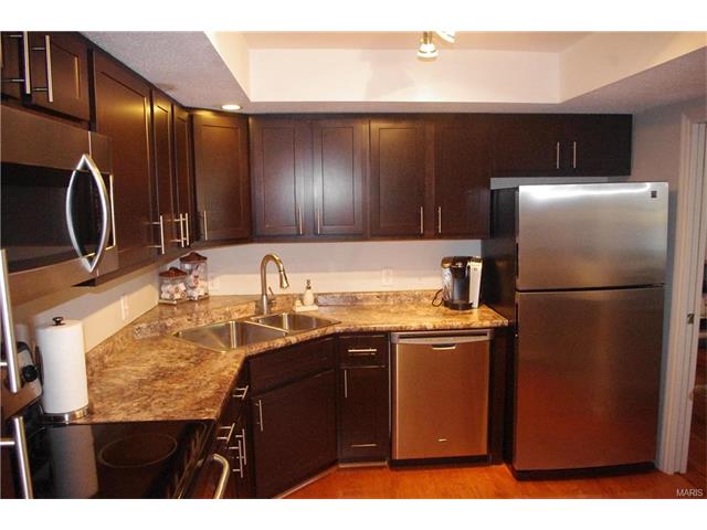 927 Claytonbrook Dr #4, Ballwin, MO 63011 photo 2