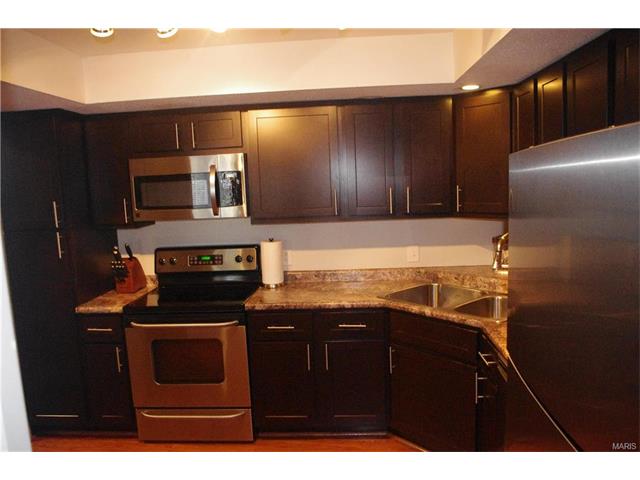 927 Claytonbrook Dr #4, Ballwin, MO 63011 photo 3