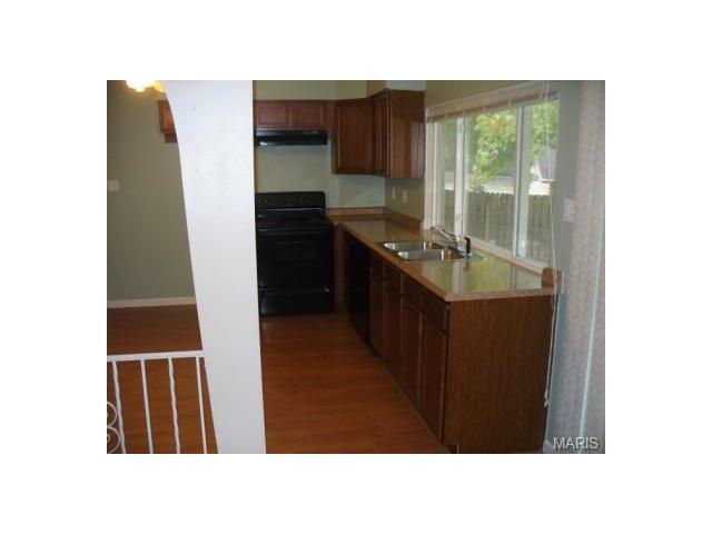 695 Woodrun Ct, Ballwin, MO 63021 photo 2