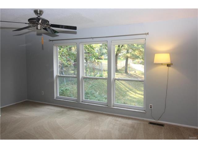 812 Phaeton Dr, Ballwin, MO 63021 photo 2
