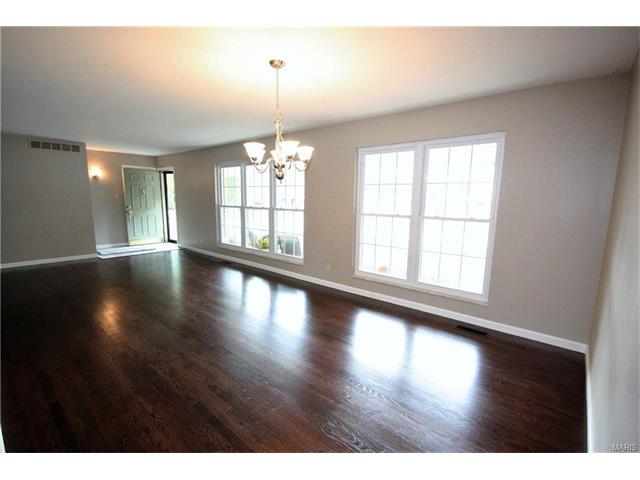 2711 Danforth Dr, Saint Louis, MO 63129 photo 2