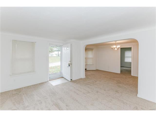 7820 Rosedale Dr, Saint Louis, MO 63121 photo 2