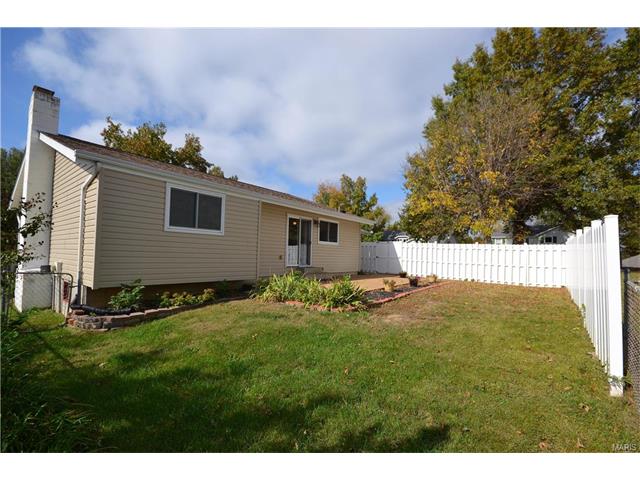 1106 Stormyoak Dr, Ballwin, MO 63021 photo 2