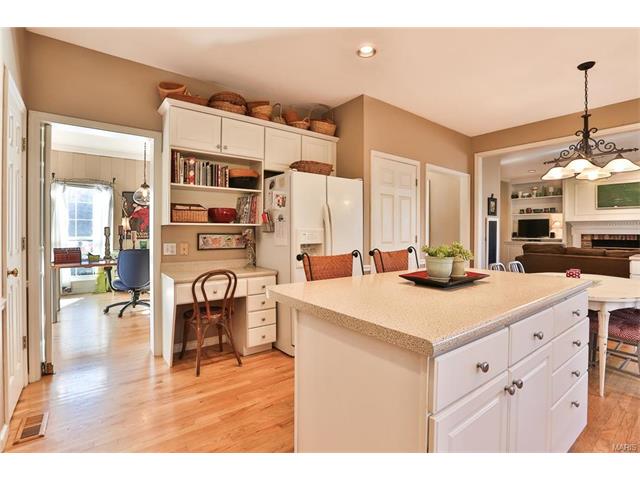 869 Pheasant Woods Dr, Ballwin, MO 63021 photo 9