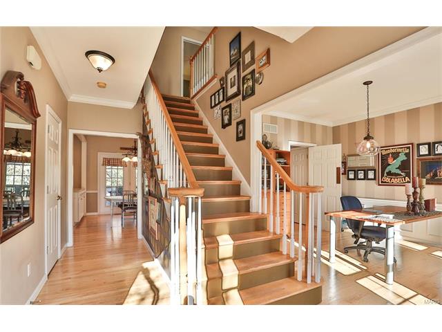 869 Pheasant Woods Dr, Ballwin, MO 63021 photo 2