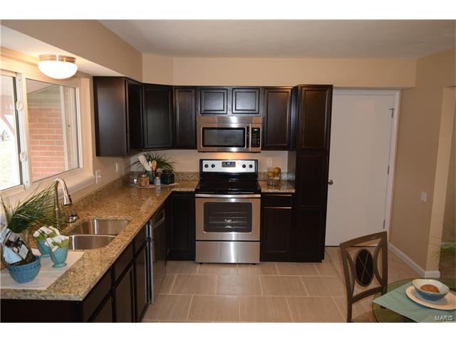 720 La Bonne, Ballwin, MO 63021 photo 2