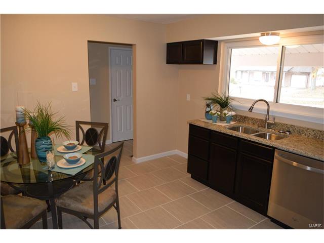 720 La Bonne, Ballwin, MO 63021 photo 4