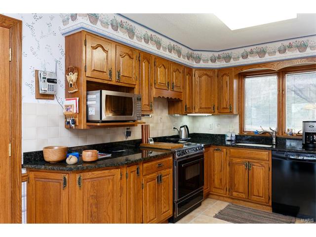 652 Tanglewilde Dr, Ballwin, MO 63011 photo 8