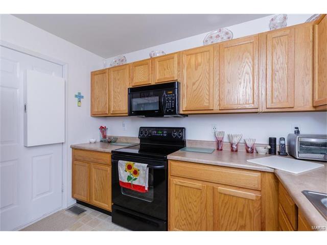 210 Tyndale Dr, O'fallon, MO 63366 photo 3