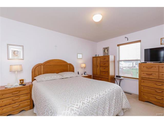 210 Tyndale Dr, O'fallon, MO 63366 photo 5