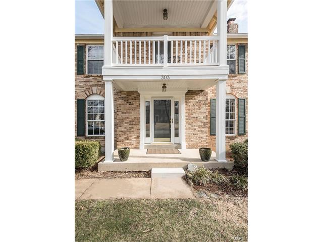 303 Fox Briar Ln, Ballwin, MO 63021 photo 3