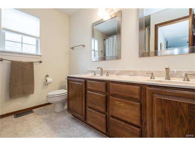 303 Fox Briar Ln, Ballwin, MO 63021 photo 17